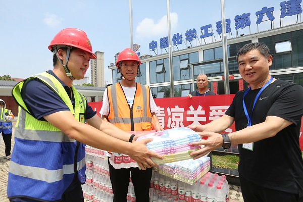 烈日炎炎！襄州區(qū)人民醫(yī)院赴建筑工地送清涼