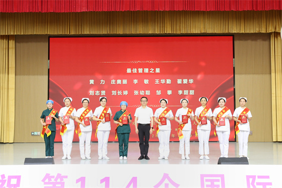 侯書記頒獎.jpg