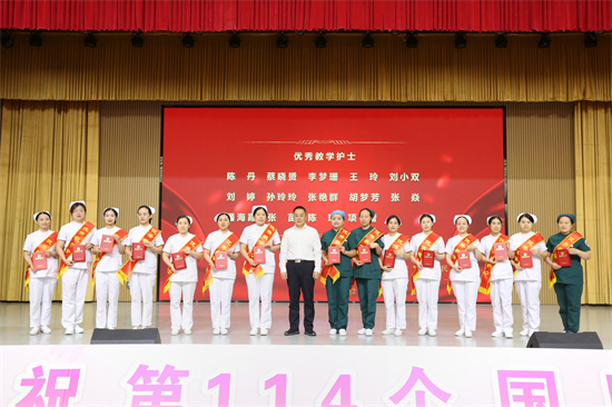 鄧院長頒獎.jpg