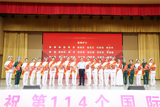 王院長頒獎.jpg