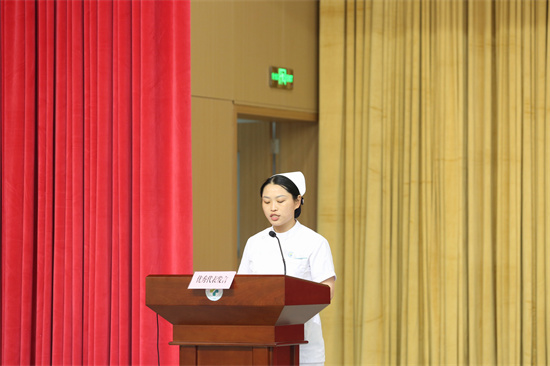 “優(yōu)秀教學(xué)護(hù)士”代表陳丹發(fā)言.jpg