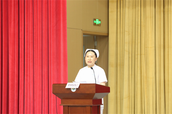 臨床一線工作滿30年代表李艷蓉發(fā)言.jpg